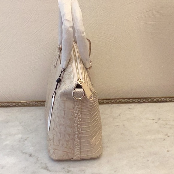 Elegant Cream Crocodile-Embossed Women's Bag - Picture 13 of 16